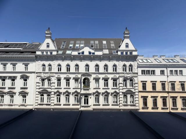 NÄHE NASCHMARKT: 3 Zimmerwohnung mit Balkon im stilvoll sanierten Altbau