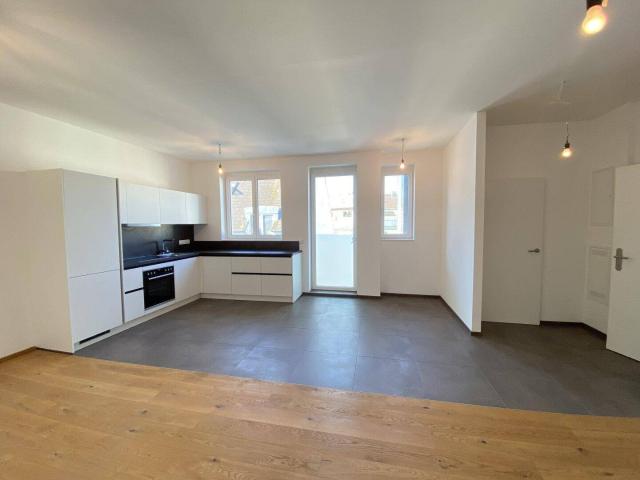 NÄHE NASCHMARKT DG Ausbau: 3 Zimmer und optionalen Balkon* im Innenhof eines schön sanierten Altbaus