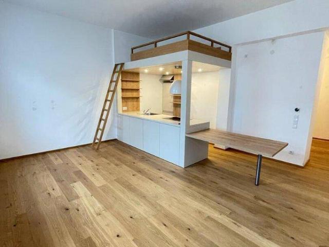 Nähe Naschmarkt: 1 Zimmerwohnung im DG Ausbau eines stilvollen Altbaus