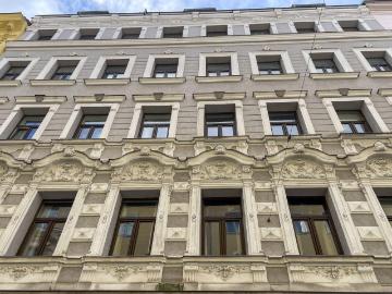 NÄHE NESTROYPLATZ: wunderschön sanierte 2 Zimmer Altbauwohnung mit südseitigem Balkon und neuen Fenstern
