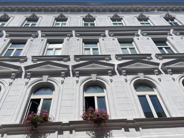 ☀️ SOMMERAKTION: 50 % Provisionsnachlass! NÄHE AUGARTEN: helle 2,5 Zimmerwohnung mit separater geräumiger Küche