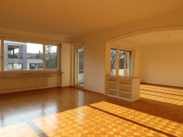 Nähe Aeschenplatz und Bahnhof SBB grosszügige 4 1/2 Zimmer Wohnung im 4.OG