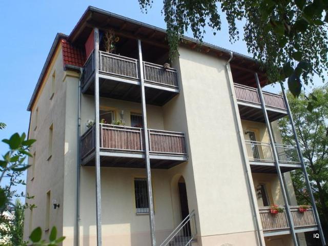 Nähe Altkötzschenbroda: Gemütliche 2 Zimmer Dachwohnung mit Südbalkon, Laminatboden & offener Küche