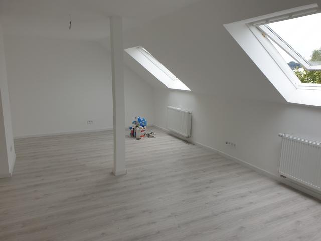NÄHE BAHNHOF/KAUFLAND,70 m2 DACHGESCHOSS WOHNUNG ZU VERMIETEN,SOFORT FREI