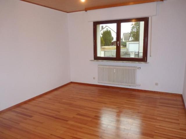 Nähe Feldrandlage! 3 Zimmer EG Wohnung mit kl. Terrasse und Garagenplatz in Kahl!