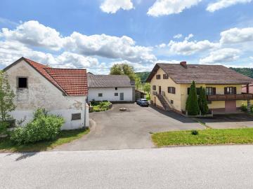Nähe Riegersburg: Wohnhaus mit geräumigen Nebengebäuden und großem Garten