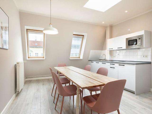 Nahe Rosa Luxemburg Platz: DG Wohnung mit 2,5 Zimmern, 4. OG, West Terrasse, Einbauküche, Wannenbad