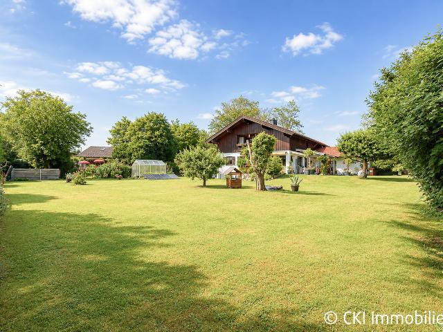 Nähe Starnberger See! Wohnhaus mit 2 vermieteten Wohneinheiten auf großem, sonnigen Grundstück