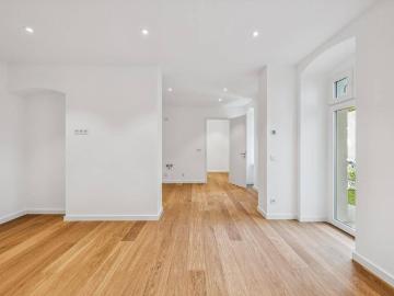 Nahe Savigny Platz: Kernsanierte und sehr helle 2 Zimmer Wohnung mit Terrasse