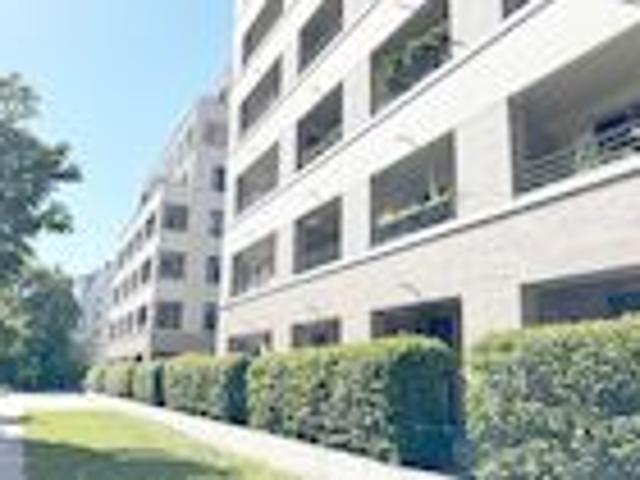 Nähe Uni Klinik: moderne 2 Zi. Whg. mit Terrasse, Dusche & TG / kurzfristig frei