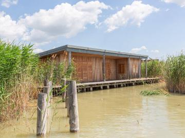 Nahezu neuwertige Flachdach Seehütte in einzigartiger Südlage am offenen See