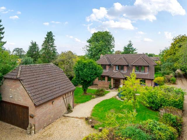 Nairdwood Lane Great Missenden HP16 4 bed detached house to rent £3,500 pcm £808 pw