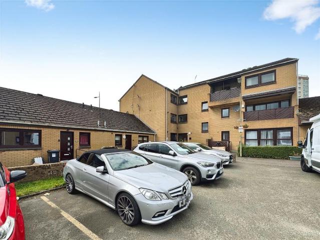 Nairn Place, Clydebank G81, 2 bed flat to rent, £825 pcm | PrimeLocation