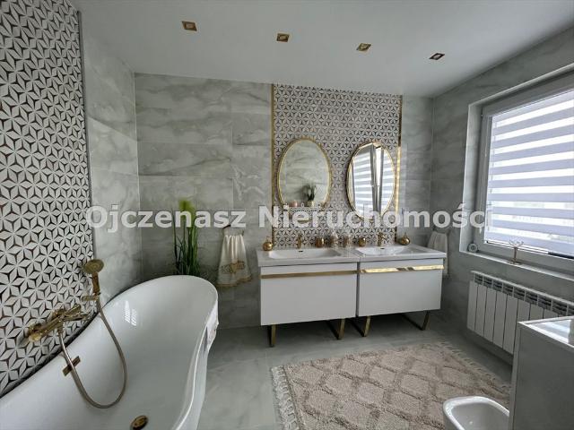 Przestronny dom z panelami fotowoltaicznymi i garażem
