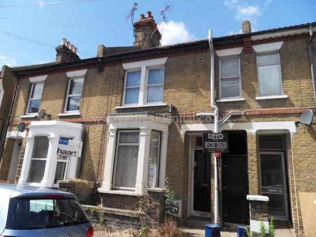 Napier Avenue, Southend 2 bed apartment to rent £1,225 pcm £283 pw