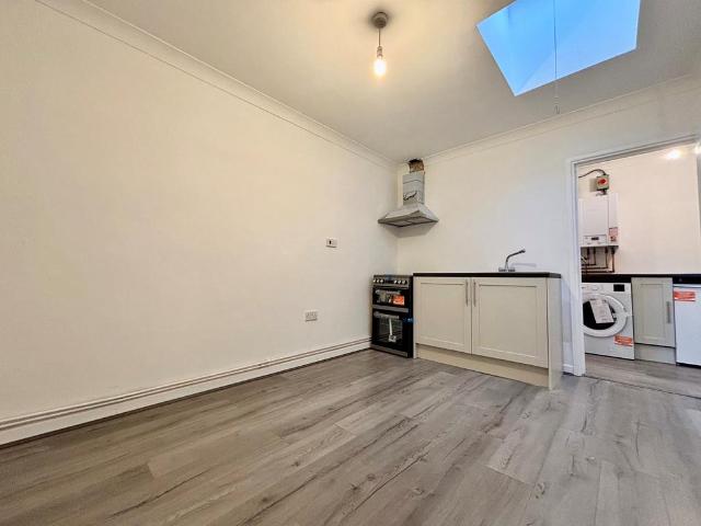 Napier Road, Gillingham, ME7 1 bed flat to rent £1,100 pcm £254 pw