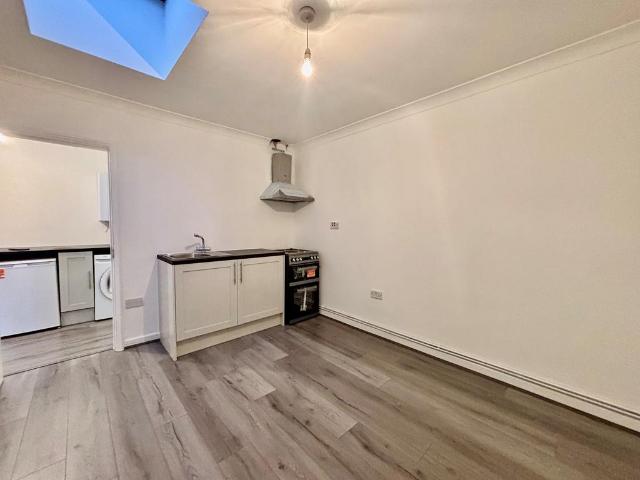 Napier Road, Gillingham, ME7 1 bed flat to rent £1,100 pcm £254 pw