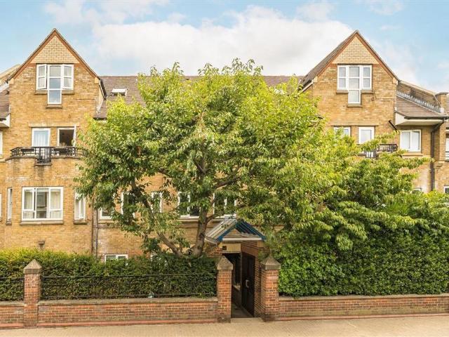 Naples Court, London SW12 2 bed flat to rent £2,600 pcm £600 pw
