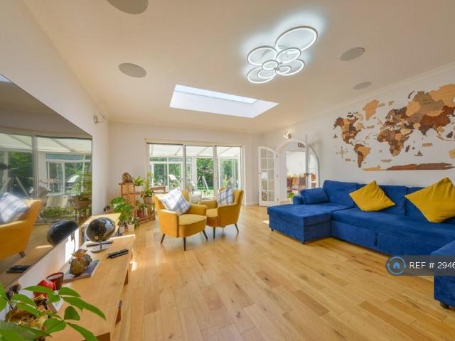 Napsbury Lane, St Albans, AL1 5 bed detached house to rent £5,000 pcm £1,154 pw