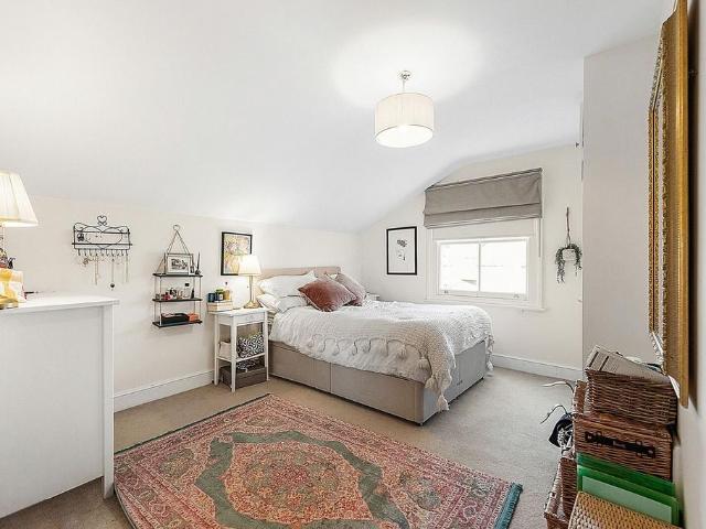 Narbonne Avenue, Abbeville Village. 3 bed flat to rent £3,500 pcm £808 pw