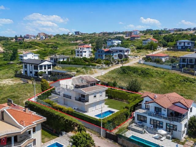 Çınarcık Koru'da Havuzlu Müstakil Deniz Manzaralı Satılık Villa