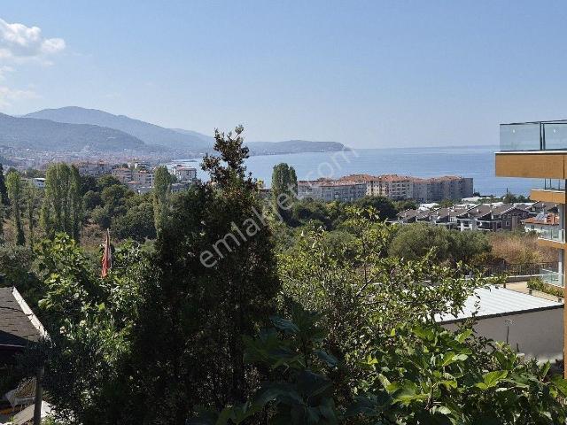 Çınarcık Koruköy'de Deniz Ve Doğa Manzaralı Satılık Villa