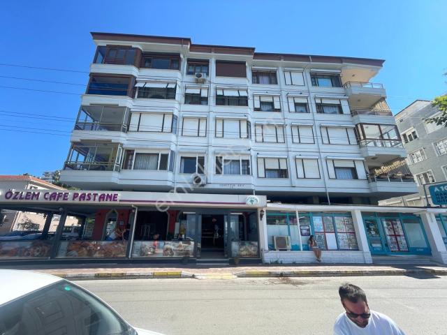Çınarcık Harmanlarda Denize Sıfır Asansörlü Binada 3+1 Balkonlu