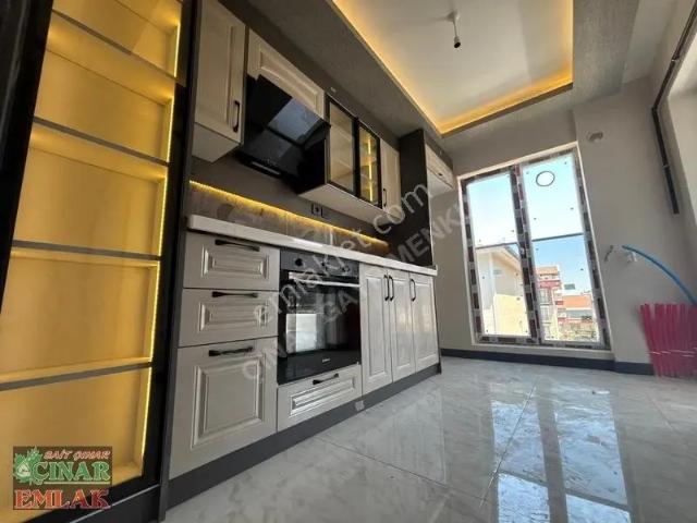 Çınardan Sıfır Binada Geniş Balkonlu Altta Daireli 2+1 Y. Giriş