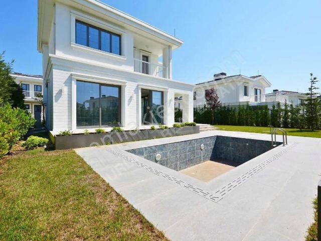 Çınarköy Evleri'nde Geniş Bahçeli Ve Havuzlu 5+2 Kiralık Villa