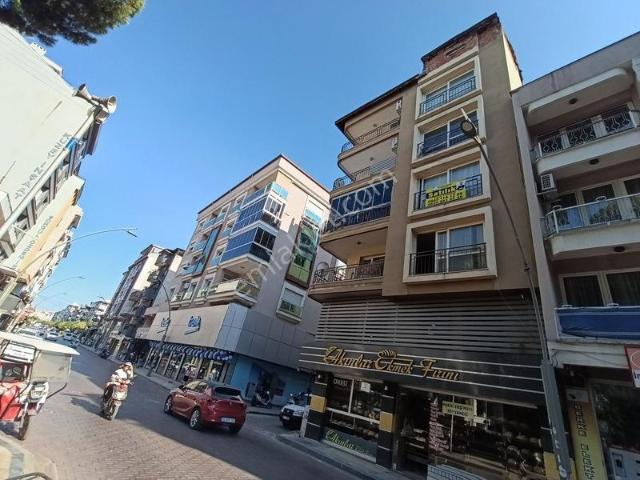 Çınarlı Caddesinde Fırsat ! Köşebaşı Satılık 2+1 Arakat Daire
