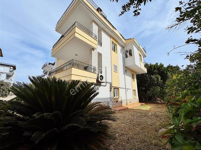 Çınarlı'da Göl Manzaralı Kiralık 8+2 Kombili Bahçeli Villa