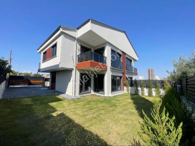Çınarlıda Kalitenin Konforla Buluştuğu Prestijli 4+1 Villa
