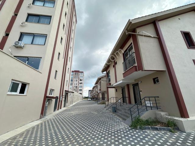 Çınarlıda Site İçerisinde 4+1 Açık Mutfak Satılık İkiz Villa