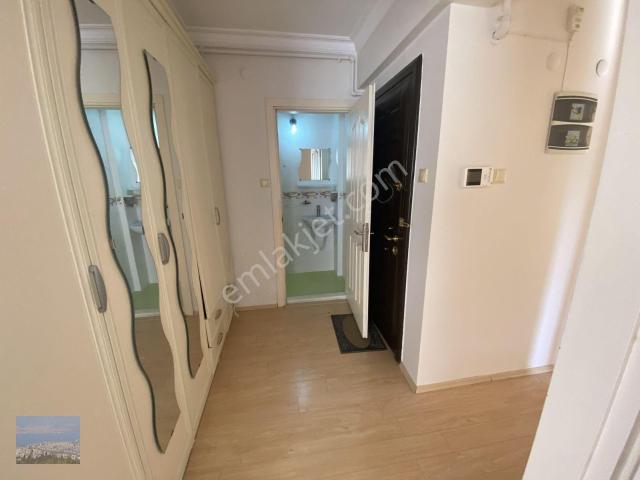 Narlıdere’de Deniz Manzaralı Doğalgazlı Önünden Otobüs Dolmuş Geçer Kiralık Çöp Bakımlı Daire