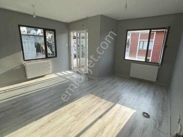 Narlıdere Mithatpaşa Caddesinde Geniş Bakımlı 2+1 Daire