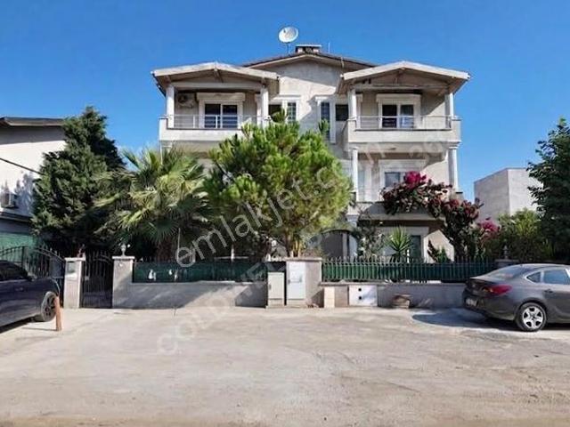 Narlıdere Sahilevleri'nde Denize Yakın Bahçeli Kiralık Villa