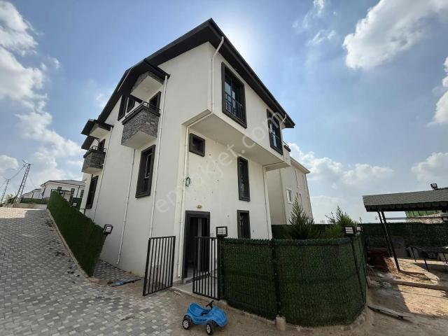Çınarlı 5+1 İkiz Villa İskanlı