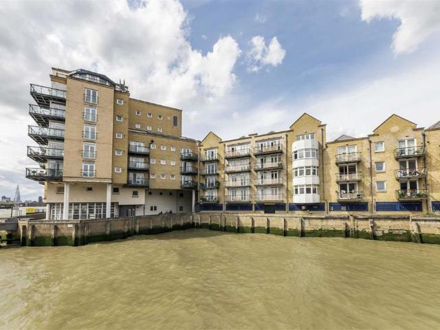 Narrow Street, London E14 2 bed flat to rent £3,000 pcm £692 pw