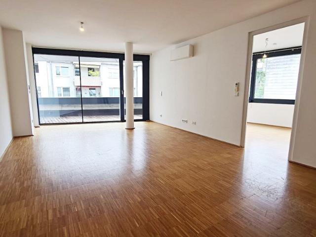 NASCHMARKT, HEUMÜHLGASSE, klimatisierte 100 m2 Dachgeschoß mit 12 m2 Terrasse, 3 Zimmer, Wohnküche, Wannenbad, Parketten