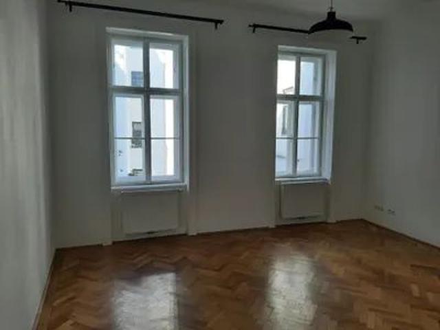 NASCHMARKT/U4 KETTENBRÜCKENGASSE! UNBEFRISTETE 50 m2 STILALTBAUMIETE, WOHNZIMMER MIT EINBAUKÜCHE, SCHLAFKABINETT, GESAMTMIETE EUR 1.095