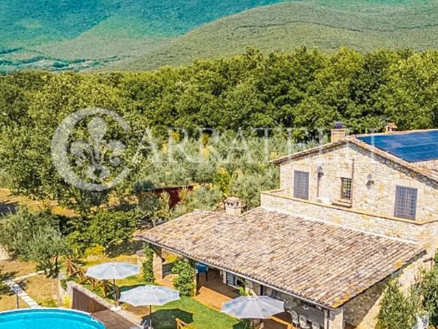 Nascosta tra le colline verdi dell'Umbria, si propone in ven. 303m² Montecchio