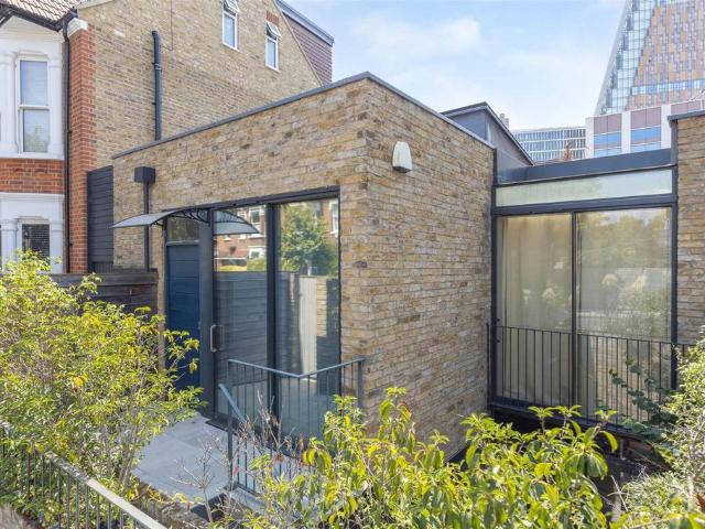 Nascot Street, London, W12 2 bed terraced house to rent £3,500 pcm £808 pw