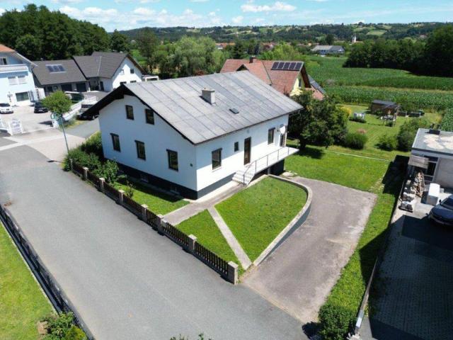 Natur trifft Lebensqualität in Thermenregion! Gemütliches Einfamilienhaus in sonniger Ruhelage mit traumhaftem Ausblick und großem Gartenhaus