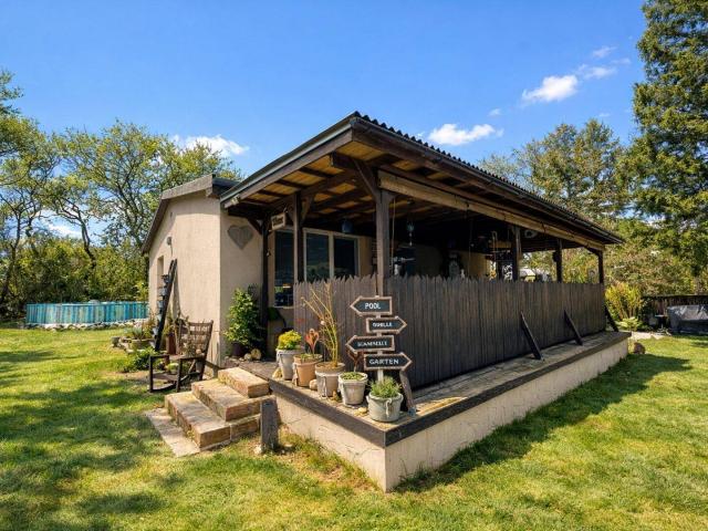 NATUR und WANDERWEGE ist gleich LEBENSQUALITÄT Pachtgrund ca. 650 m² Grund ca. 60m² WFL 3 Zimmer 2013 Saniert große Terrasse POOL