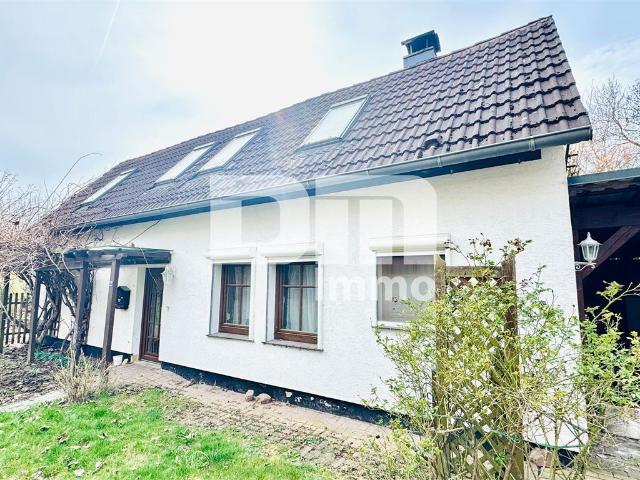 R eserviert! Einfamilienhaus am Ortsrand mit großem Grundstück, Carport