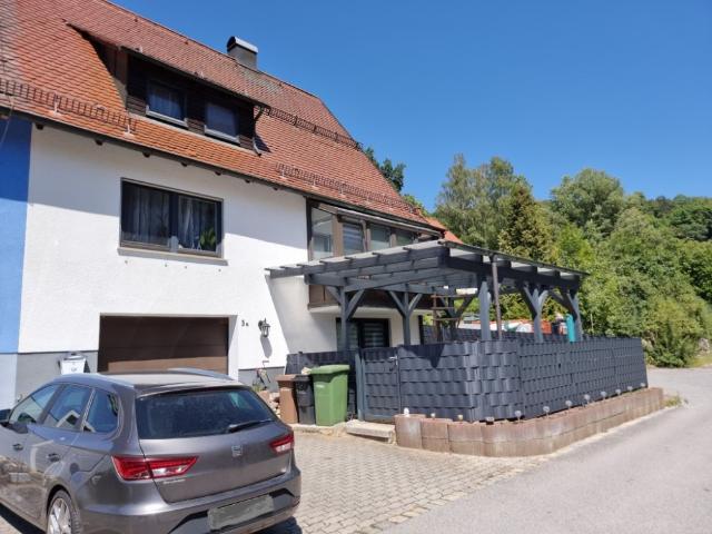Naturnah und idyllisch wohnen. Modernisierte Doppelhaushälfte mit integrierter Garage.