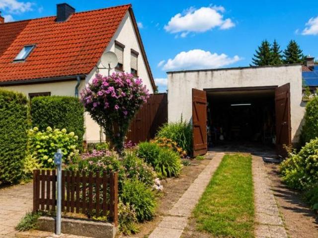 Naturnah wohnen in ruhiger Lage – charmante Doppelhaushälfte mit großem Garten und viel Potenzial