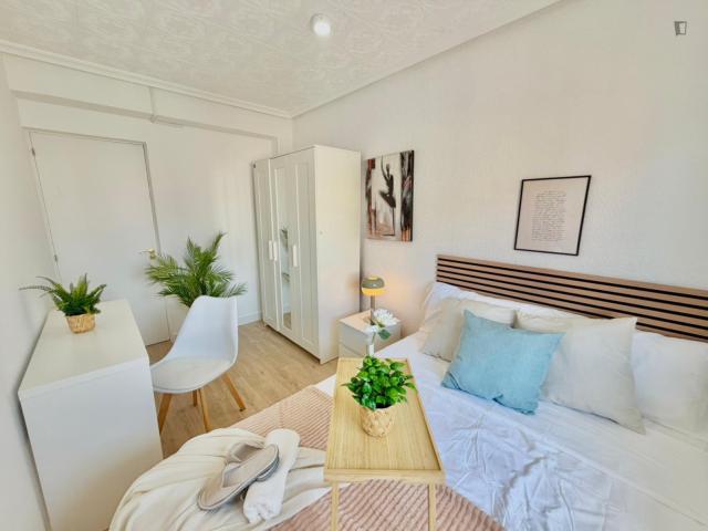 Natural double bedroom with balcony in a 5 bedroom apartment