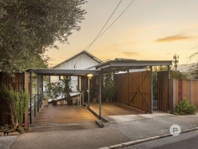 Natural light, clean lines and an inner city lifestyle at your door