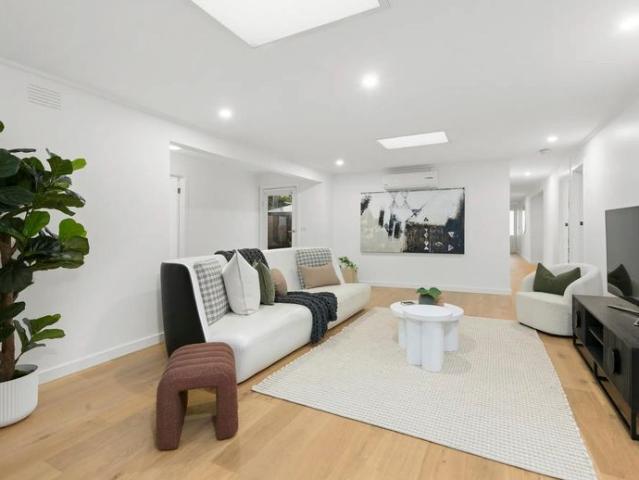 Natural Light Filled Family Living in a Superb Bayside Location